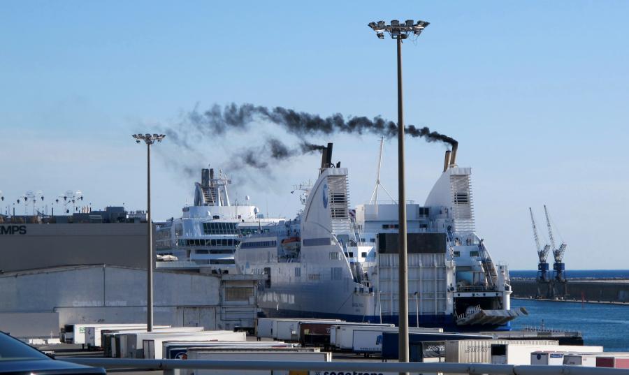 Fumée s'échappant d'un bateau à Marseille