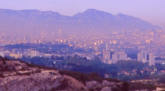 smog photochimique à marseille lors d'un pic de pollution à l'ozone