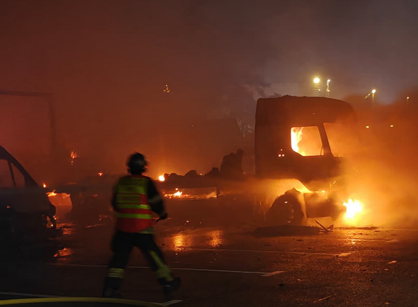 Photo d'un pompier arrosant un camion en feu