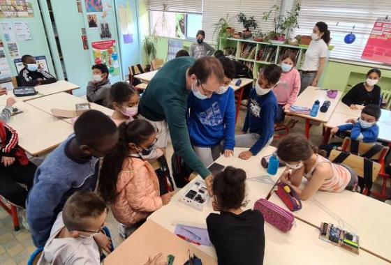 Atelier de montage de microcapteurs par les élèves du programme "Les Jeunes Sentinelles de l'Air"