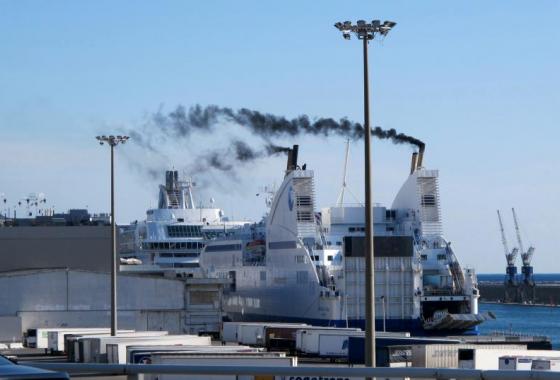 Fumée s'échappant d'un bateau à Marseille