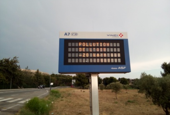 Panneau d'autoroute alerte pollution à l'ozone