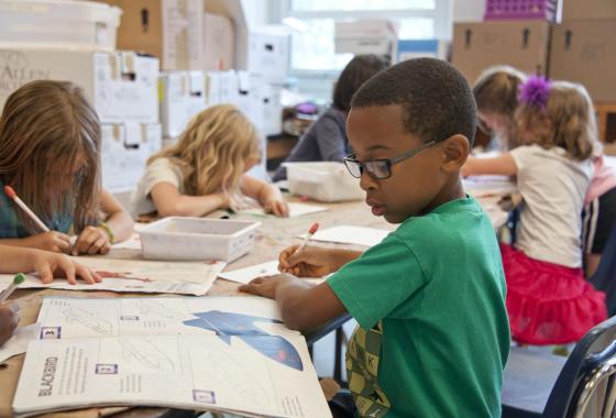 un enfant travaille dans une salle de classe