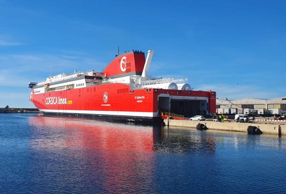 Navire de croisière de la Corsica ferries