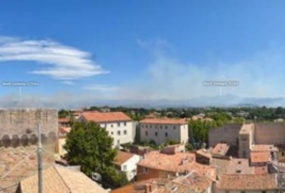 Panache de fumée sur la ville de Fréjus