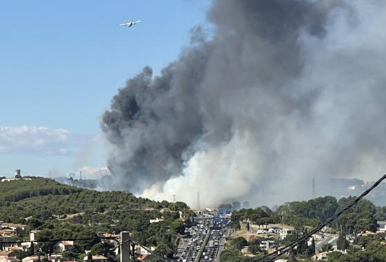 Panaches de fumées de l'indendie sur les Pennes-Mitabeau