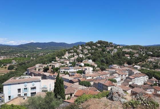 Vue du village de Pierrefeu-du-Var depuis le site de Sainte-Croix par Mathieu BROSSAIS