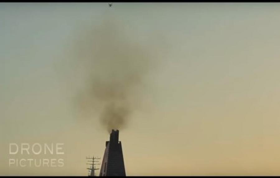 Vue de drone d'un panache de fumée causé par un navire
