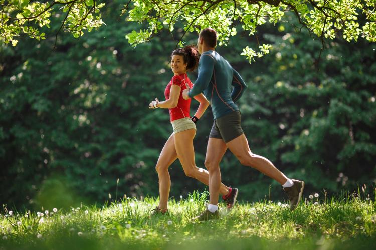 deux joggeurs en forêt