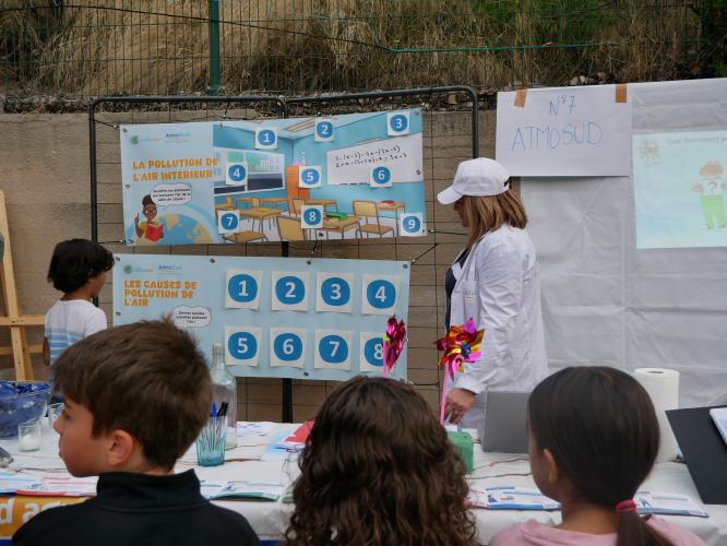 stand sensibilisation bâche exposition AtmoSud et FAEM