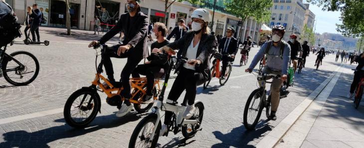 Groupe à vélo en ville