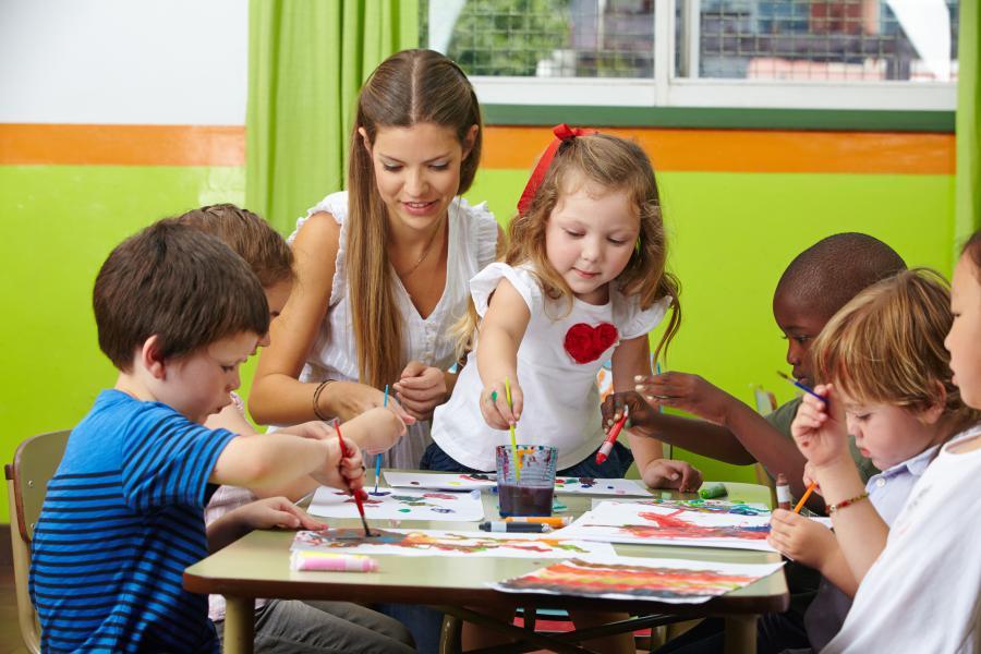 Enfants faisant de la peinture en classe