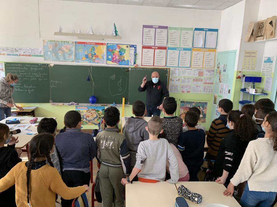 Eleves d'une classe se formant à la qualité de l'air