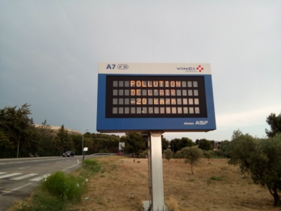 Panneau d'autoroute d'alerte de pollution à l'ozone