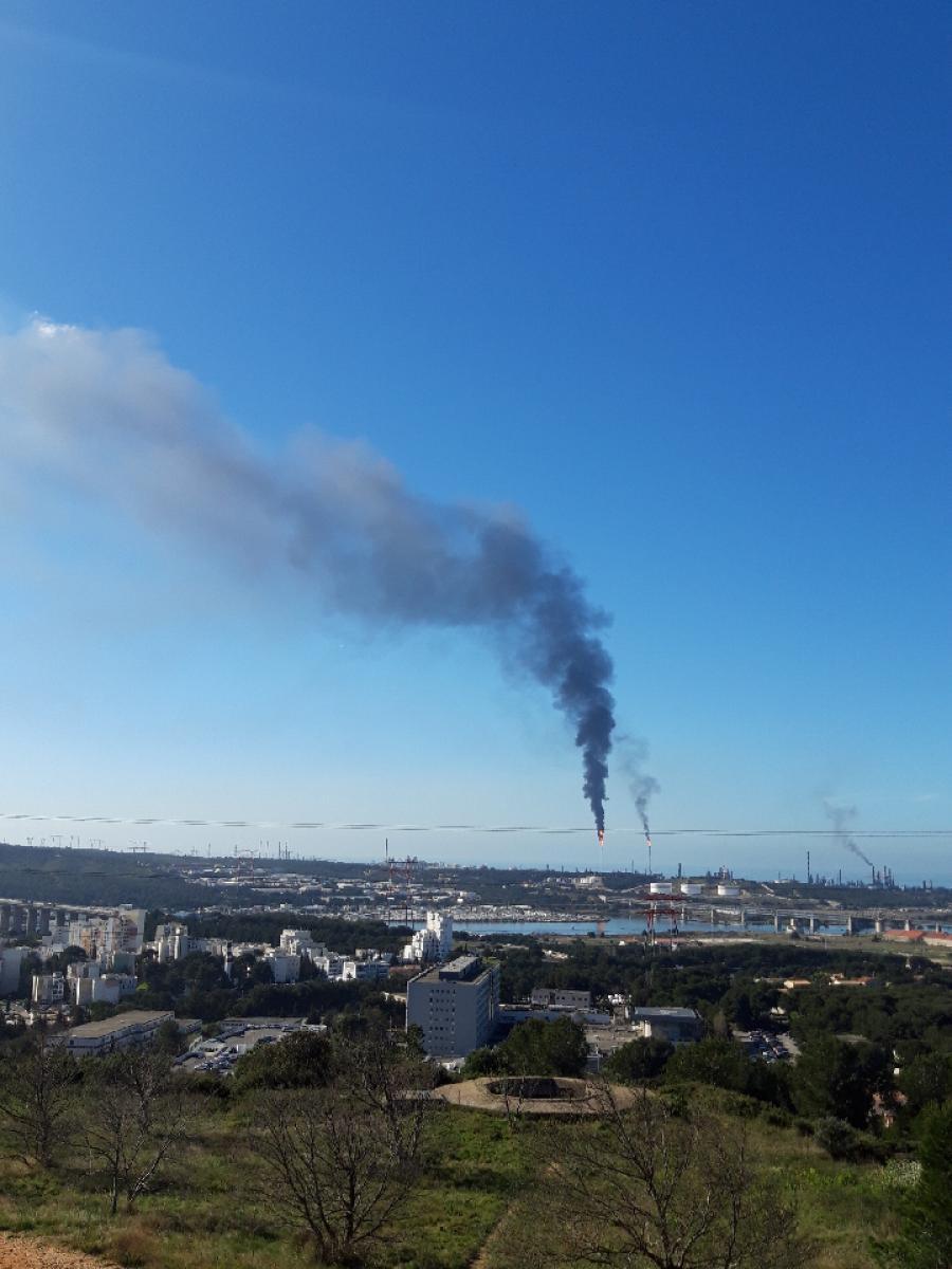 Torchage de l'usine Lavera à Martigues