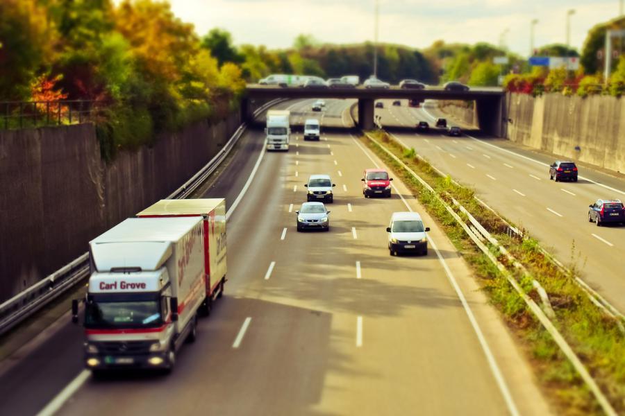 voitures sur l'autoroute