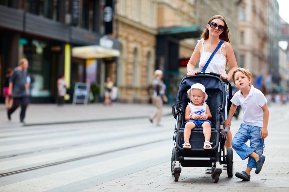 famille en balade dans la rue