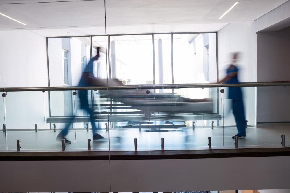 infirmiers poussant un brancard dans un hôpital