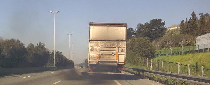 camion polluant sur la route