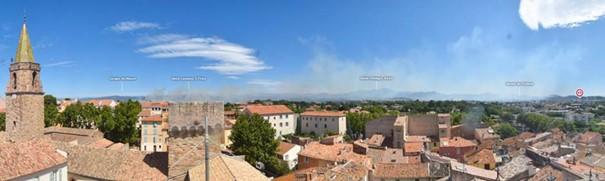 Panache de fumée sur la ville de Fréjus
