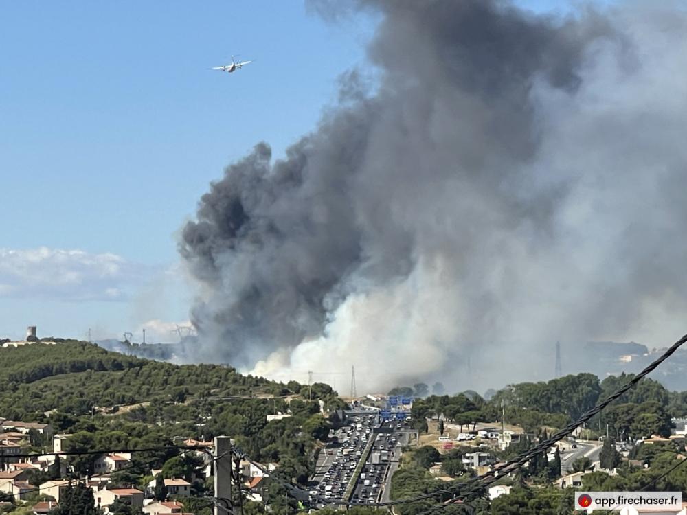 Panaches de fumées de l'indendie sur les Pennes-Mitabeau