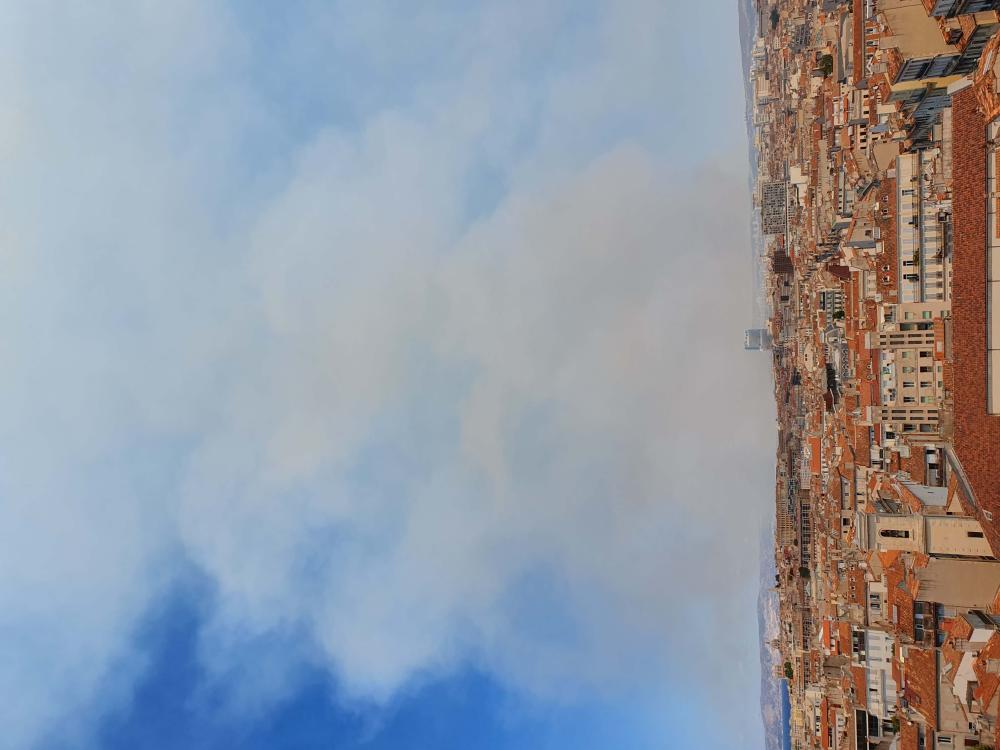 Vu sur le panache de fumée de l'incendie des Pennes-Mirabeau