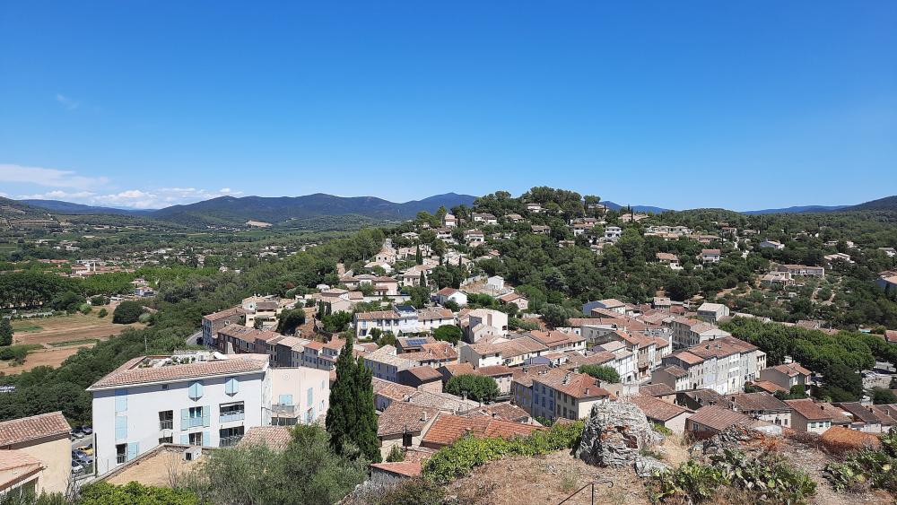 Vue du village de Pierrefeu-du-Var depuis le site de Sainte-Croix par Mathieu BROSSAIS 