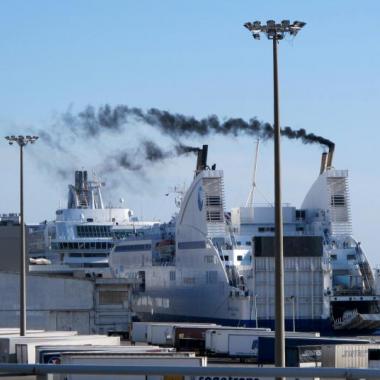 Fumée s'échappant d'un bateau à Marseille