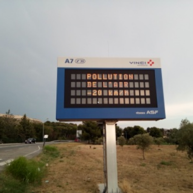 Panneau d'autoroute alerte pollution à l'ozone