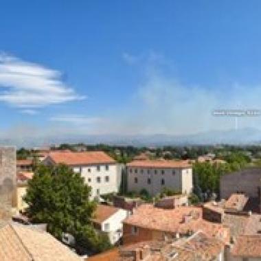 Panache de fumée sur la ville de Fréjus