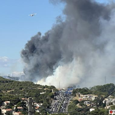 Panaches de fumées de l'indendie sur les Pennes-Mitabeau