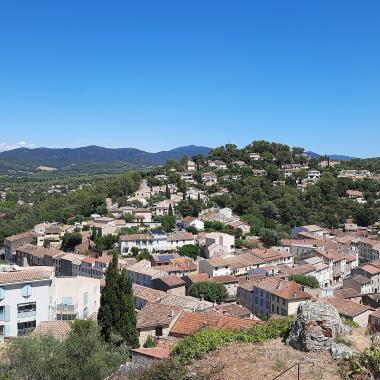 Vue du village de Pierrefeu-du-Var depuis le site de Sainte-Croix par Mathieu BROSSAIS 